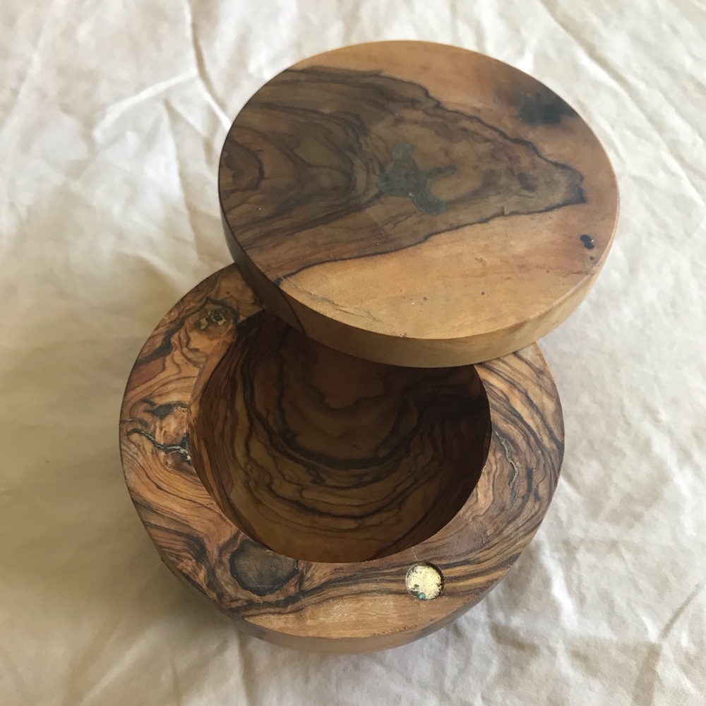 Berard Handcrafted Salt/Pepper Keeper with Magnetic Lid, 4" Round, Olive Wood